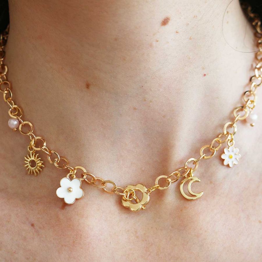 collier-breloques-Louise-charms-artisanal